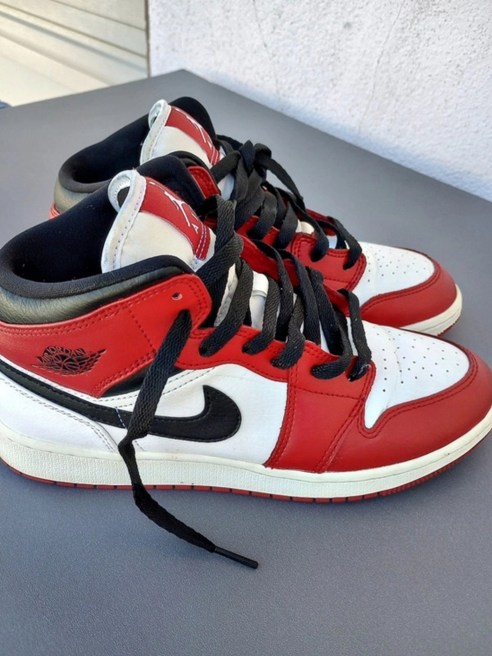 Jordan Air Jordan 1 Mid "Chicago Unisex Sneakers  US 7Y Men's 7 Women's 8.5
